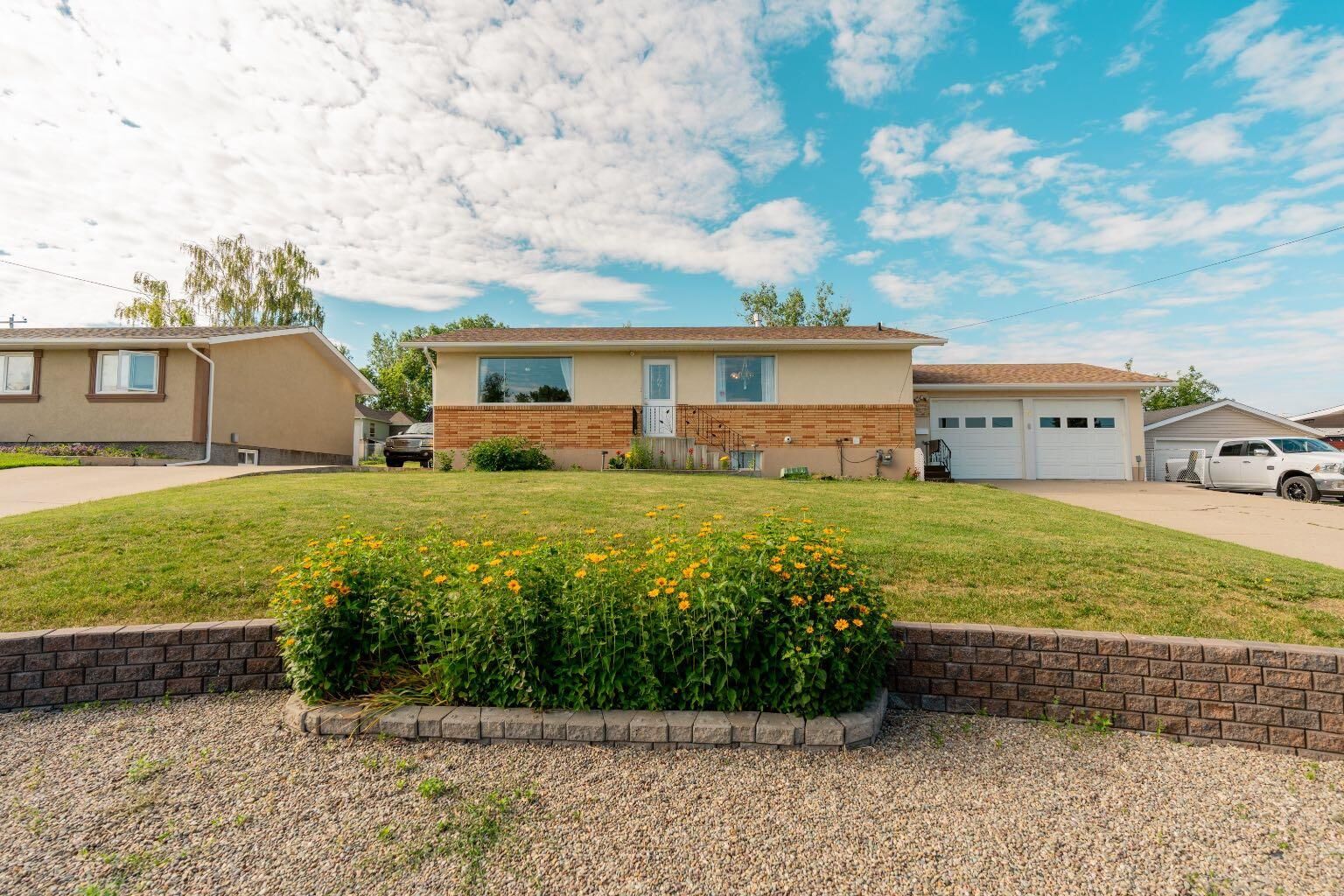 Property Photo:  70 8 Avenue E  AB T0K 0K0 