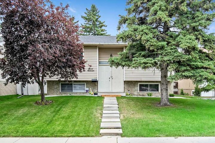 Property Photo: 311 Penbrooke Crescent SE AB T2A 3T6