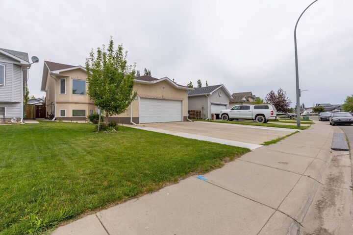 Property Photo: 568 Heritage Boulevard W AB T1K 7S4