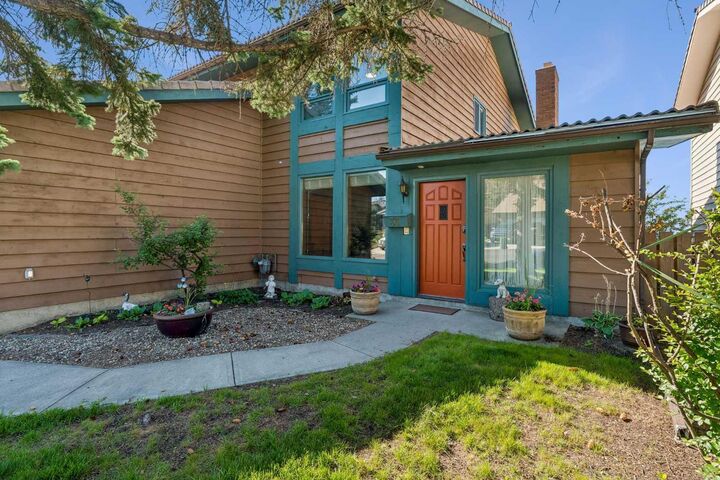 Property Photo: 31 Edgehill Bay NW AB T3A 2X2