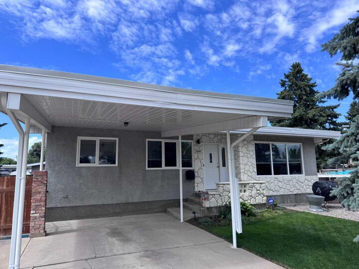 Property Photo:  2084 19 Street N  AB T1H 4B2 