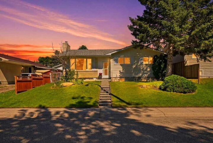 2415 Vista Crescent NE — photo 1