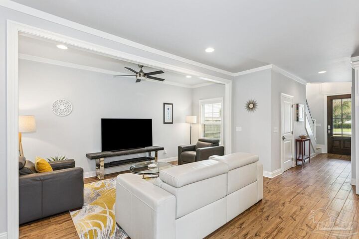 Property Photo:  1445 E Cross St  FL 32503 