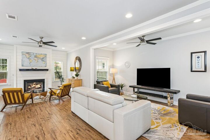 Property Photo: 1445 E Cross St FL 32503