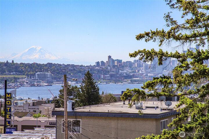 Property Photo:  4222  Linden Avenue N  WA 98103 