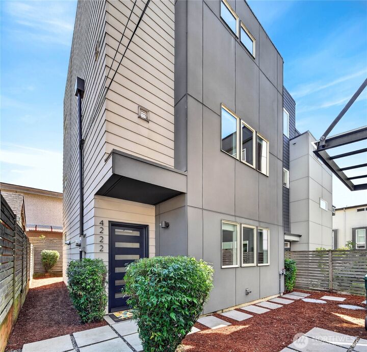 Property Photo:  4222  Linden Avenue N  WA 98103 