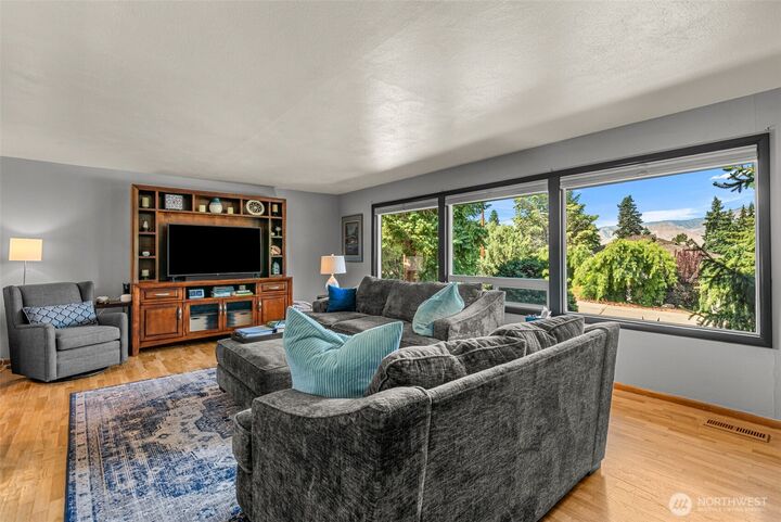 Property Photo: 1677 Eastmont Avenue WA 98802