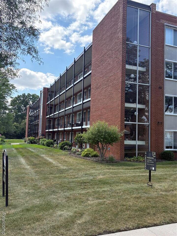 Property Photo:  2820 Woodslee Drive 301  MI 48073 