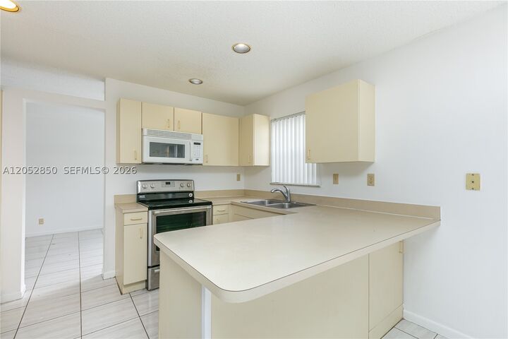 Property Photo: 2592 W Saratoga Dr FL 33026
