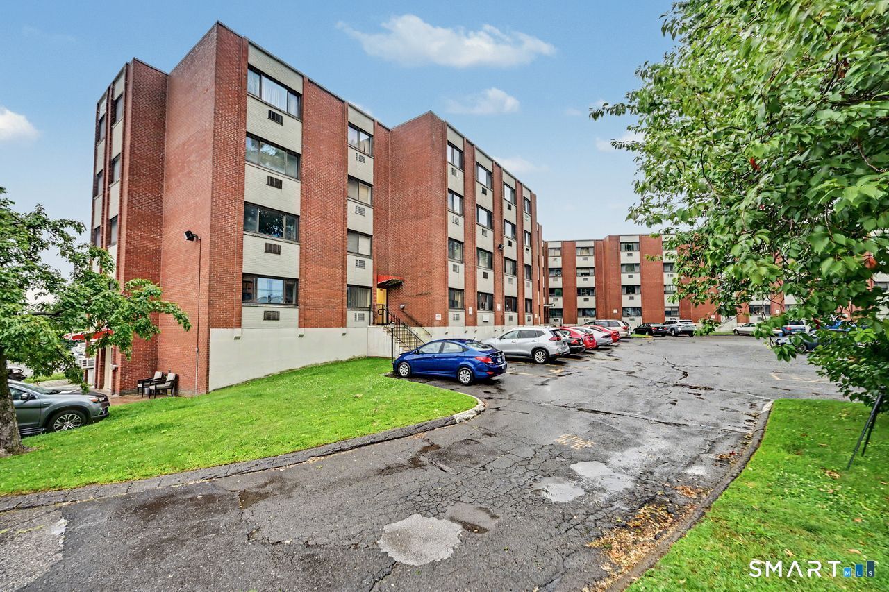 Property Photo: 1700 Broadbridge Avenue C33 CT 06614