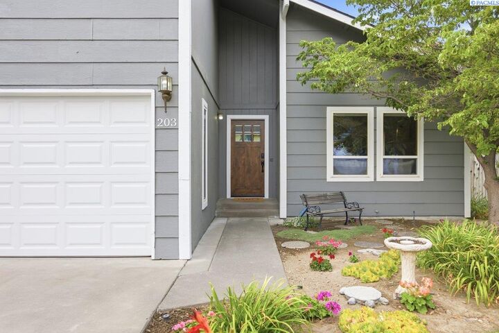 Property Photo: 203 E 45th Pl WA 99337