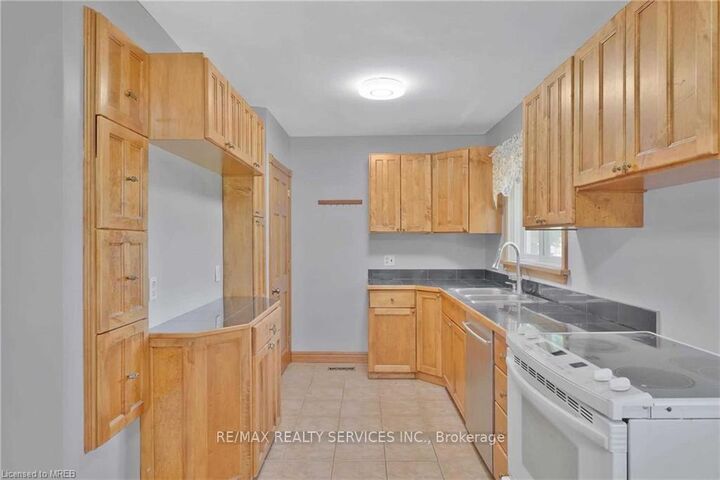 Photo de la propriété:  675 Inverness Avenue  ON L7T 3S9 