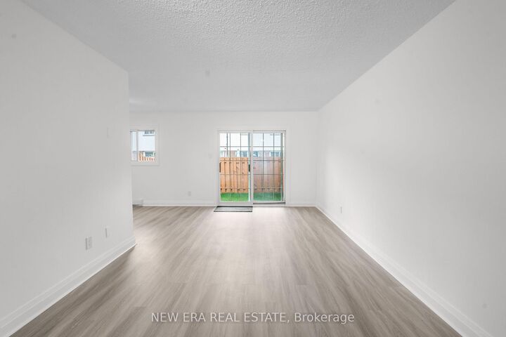 Property Photo:  2440 Bromsgrove Road 6  ON L5J 4J7 