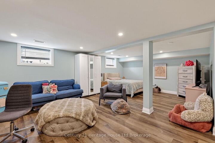 Property Photo:  272 Wellington Street N  ON N4S 6S3 