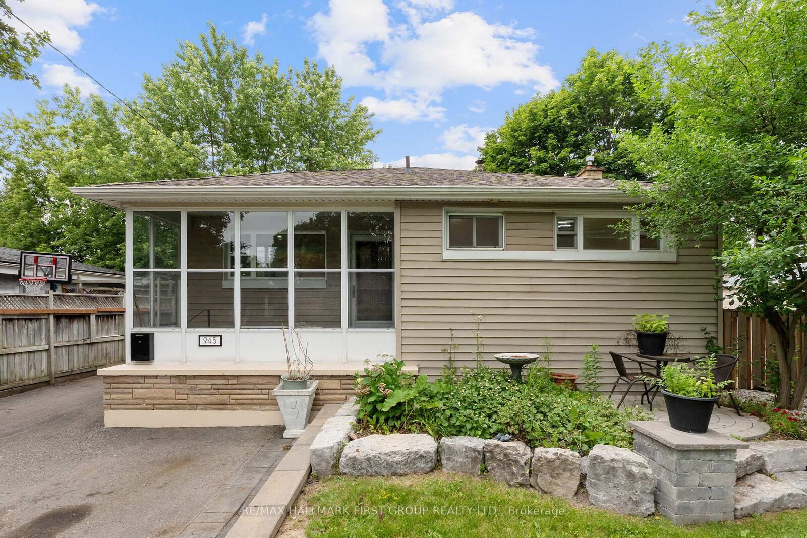 Property Photo: 945 Donovan Crescent ON L1N 3G4