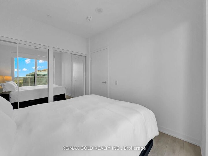 Property Photo:  4065 Confederation Parkway 1208  ON L5B 0L4 