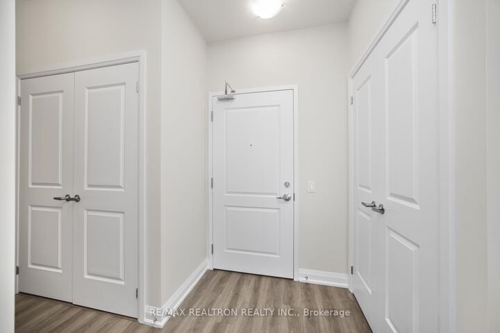Property Photo:  5917 Main Street Ph811  ON L4A 5G4 