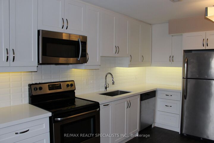 Property Photo:  6 Brant Street 8  ON L5G 3N8 