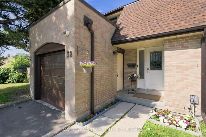 Property Photo: 11 Livonia Place 32 ON M1E 4W5