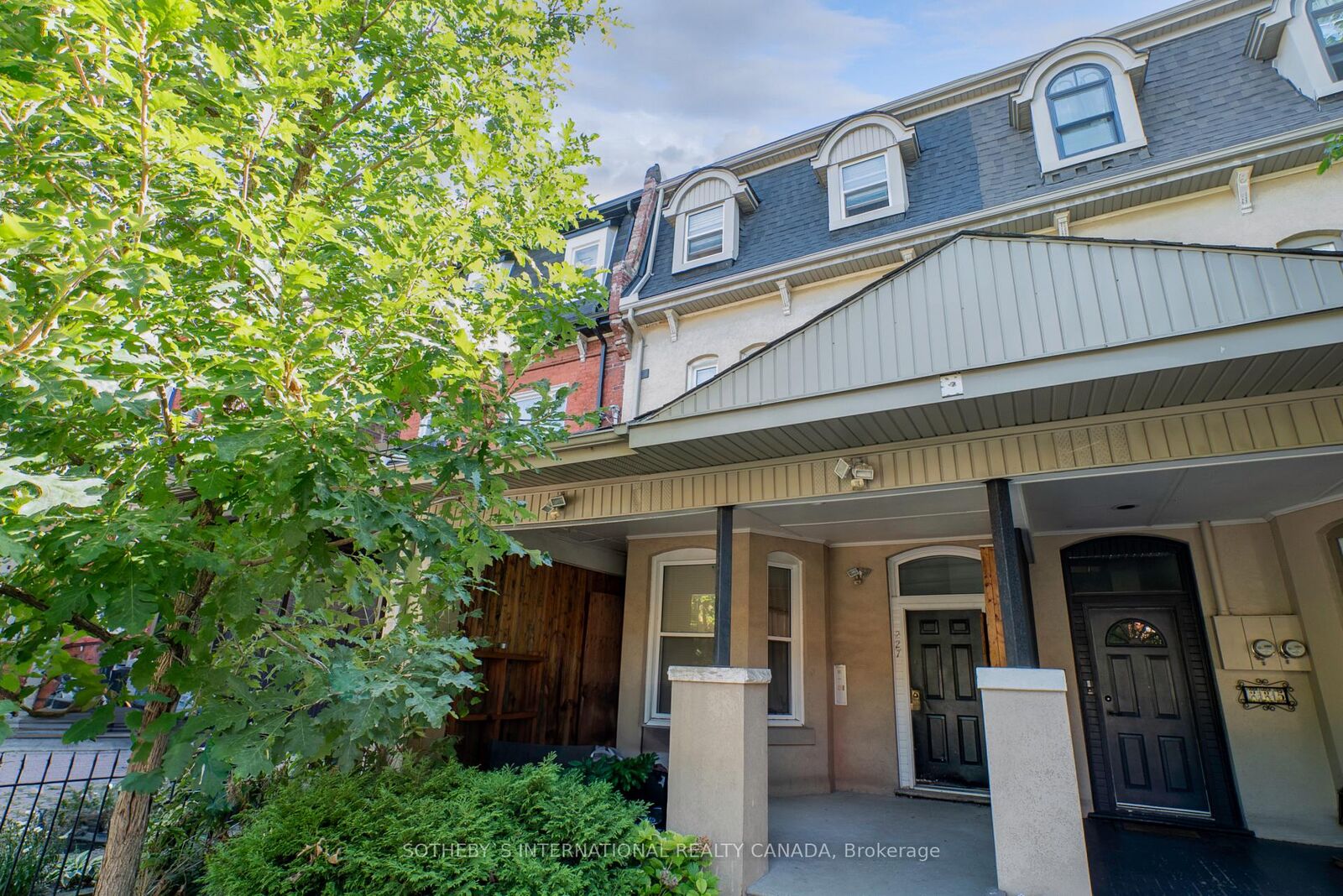 Property Photo: 227 Beverley Street 0 ON M5T 1Z4
