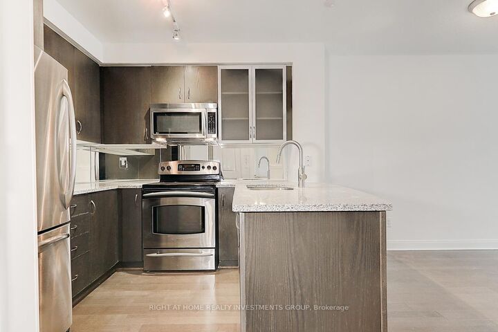 Property Photo:  18 Yorkville Avenue 704  ON M4W 1L4 