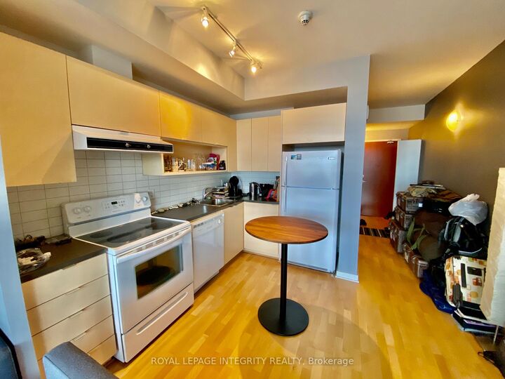 Property Photo: 324 Laurier Avenue W 1612 ON K1P 0A4