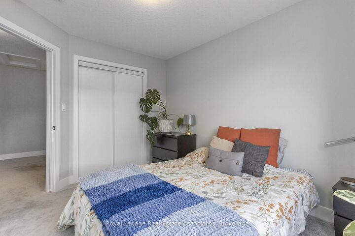 Property Photo: 177 Edgevalley Road 16 ON N5V 0C5