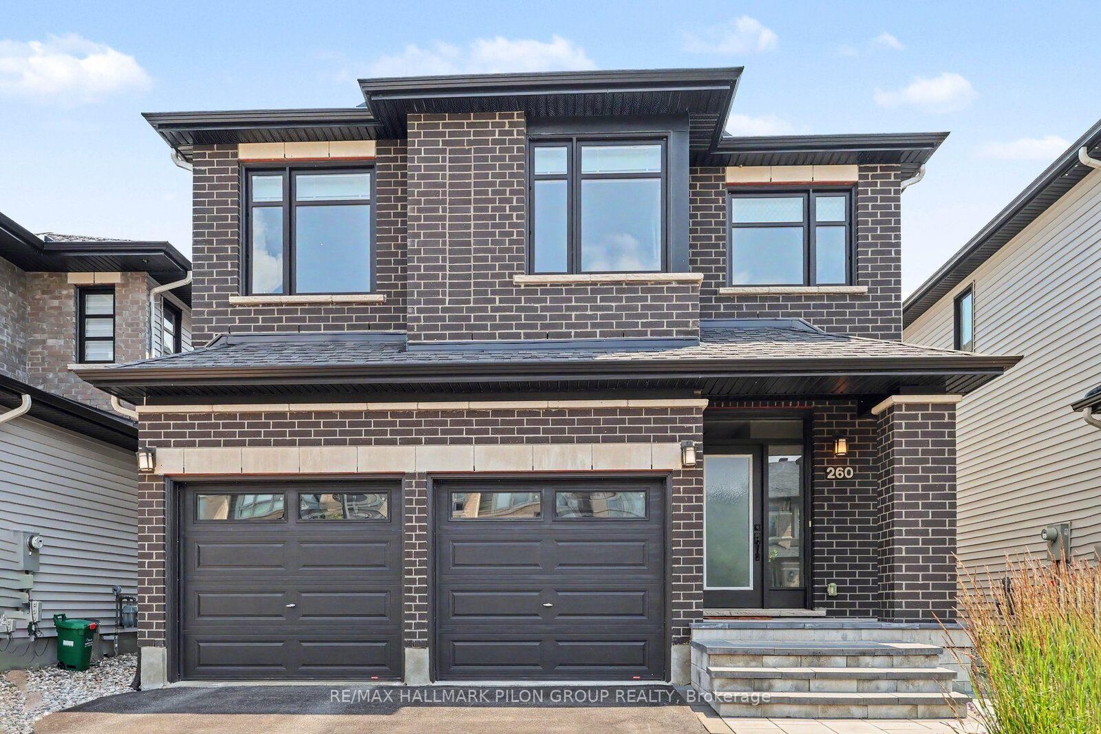 Property Photo: 260 Shinleaf Crescent ON K1W 0J2
