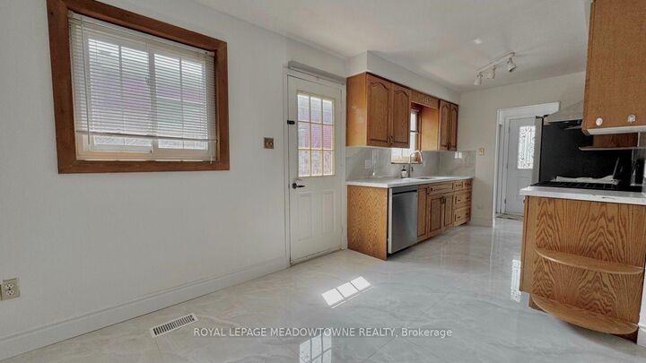 Property Photo:  739 Consort Crescent  ON L5C 1J8 