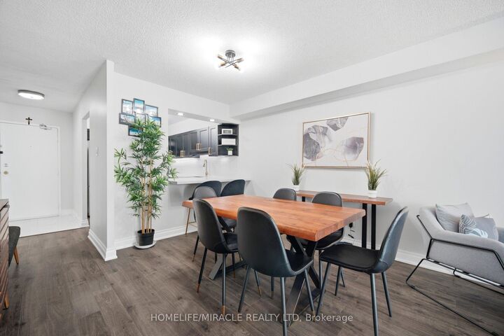Photo de la propriété: 238 Albion Road 102 ON M9W 6A7