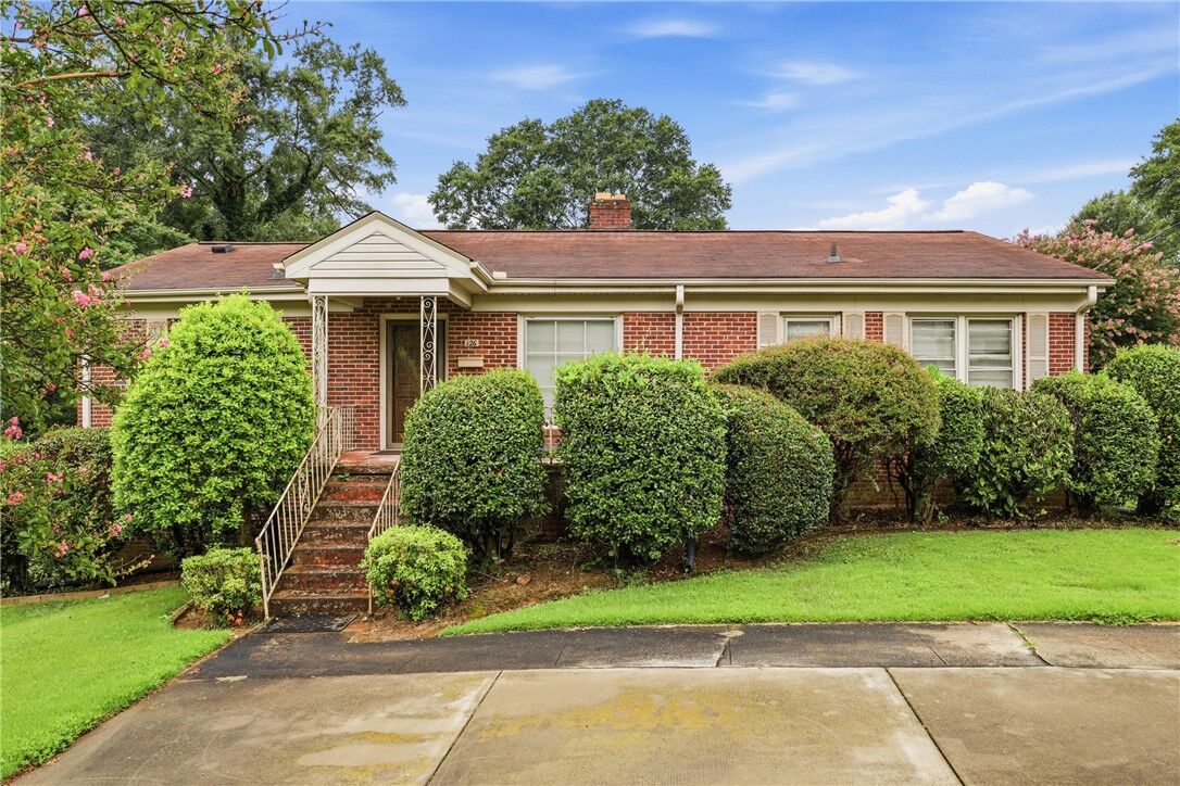 Property Photo:  126 W Circle Avenue  SC 29607 