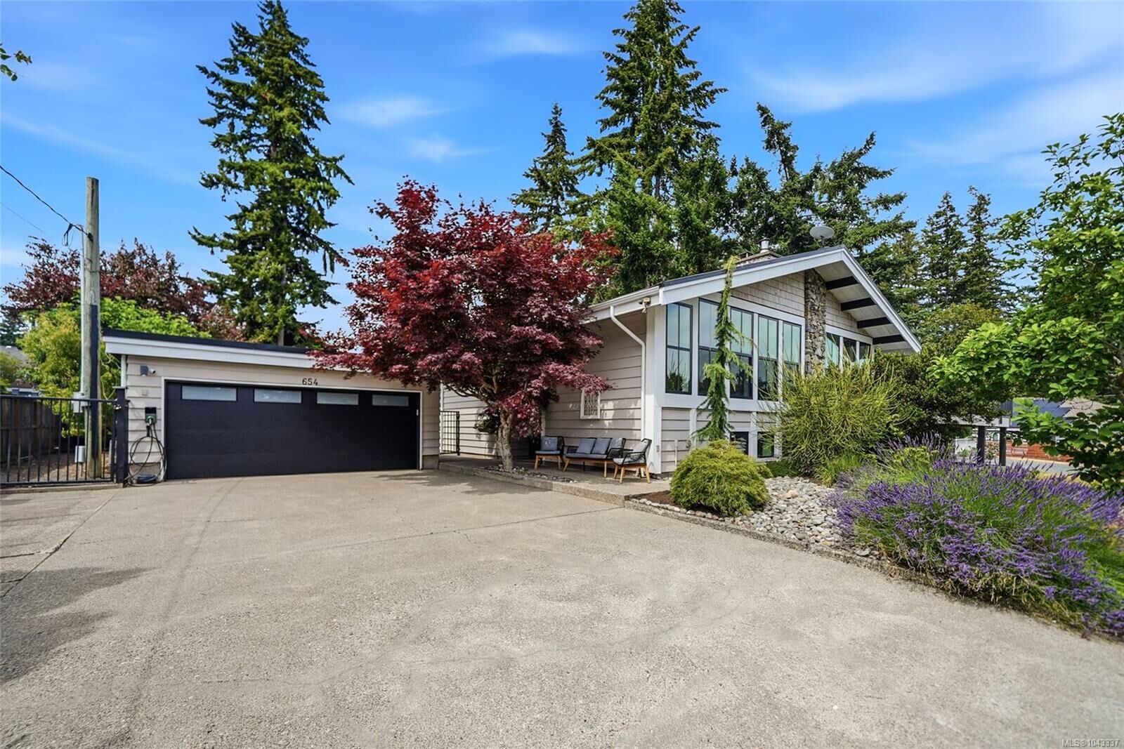 Property Photo: 654 Hawthorne Rise BC V9P 2A1