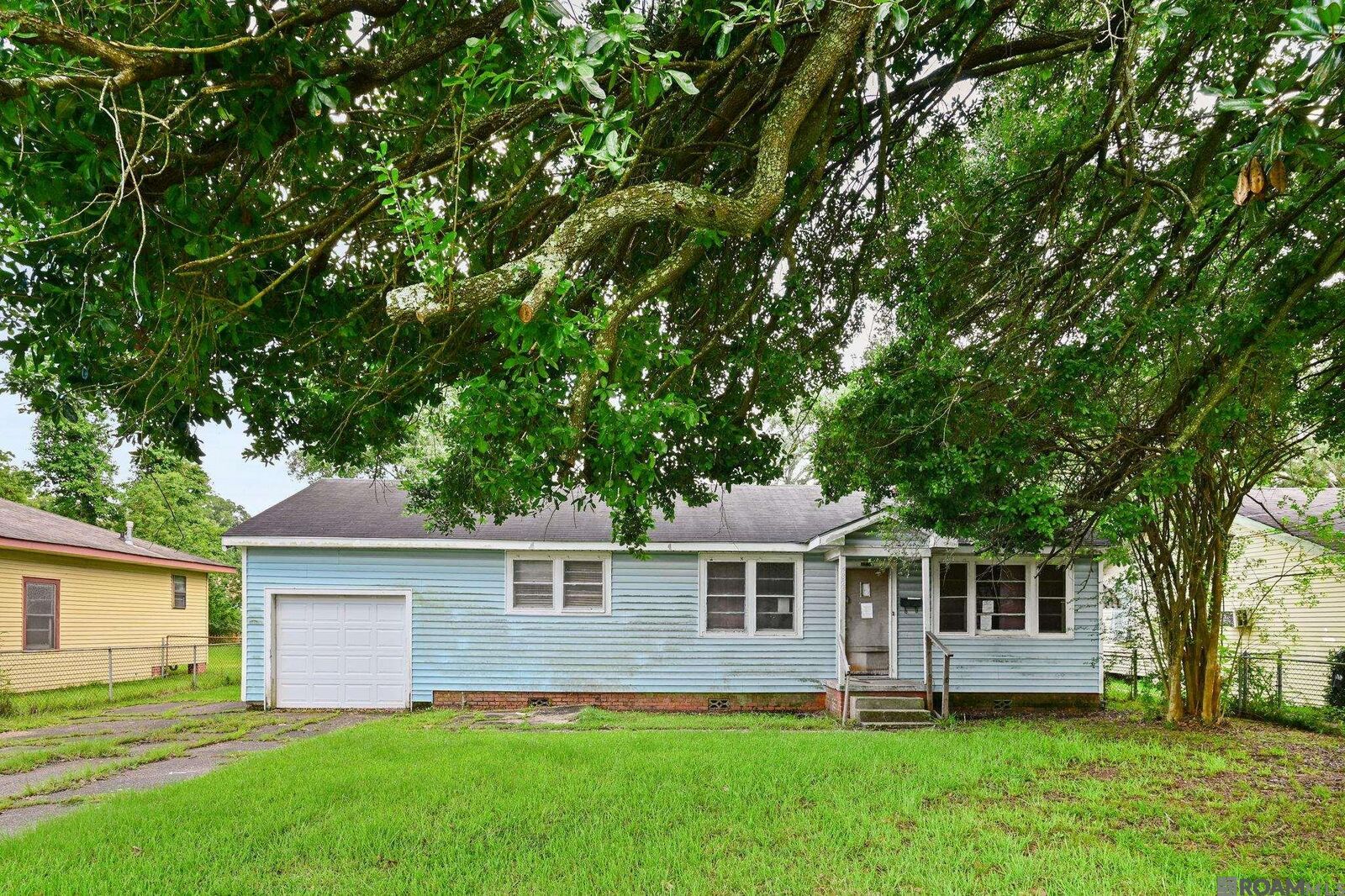 Property Photo: 4824 Oaklon Ave LA 70811
