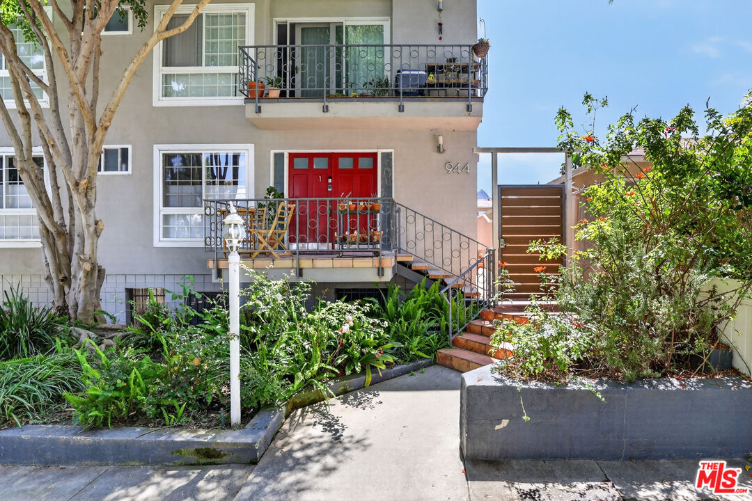Property Photo:  944 11th St  CA 90403 