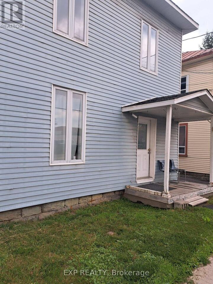 Property Photo:  19 Kenyon Street West  ON K0C 1A0 