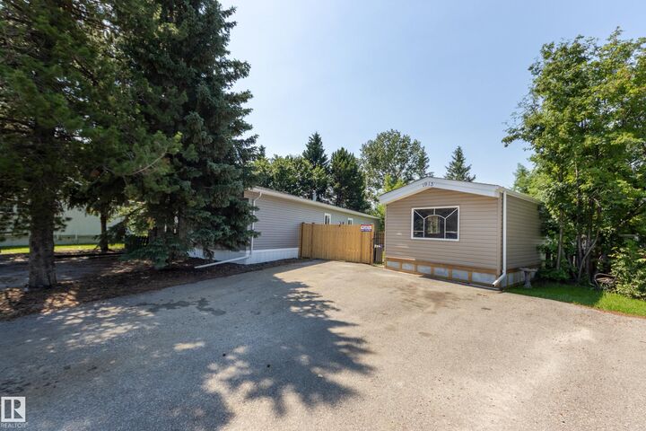 Property Photo:  1913 West Royal Way NW  AB T5S 1T6 