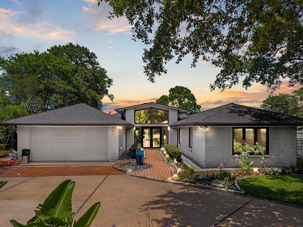 Property Photo: 217 Lakeshore Circle TX 77586