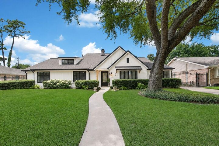 Property Photo:  1030 Chantilly Lane  TX 77018 