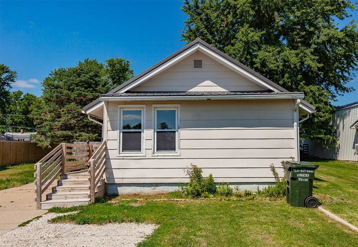 Property Photo:  311 NW 1st Street  IA 50163 