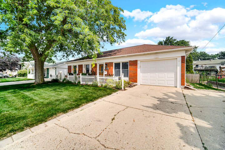 Property Photo:  724 Union Avenue  IL 60446 