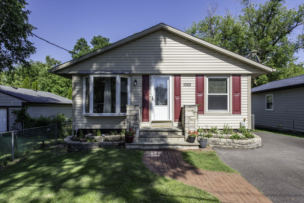 Property Photo:  1025 Shady Lane Court  IL 60073 