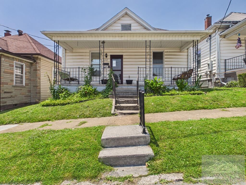 Property Photo: 205 N 3rd St WV 24740