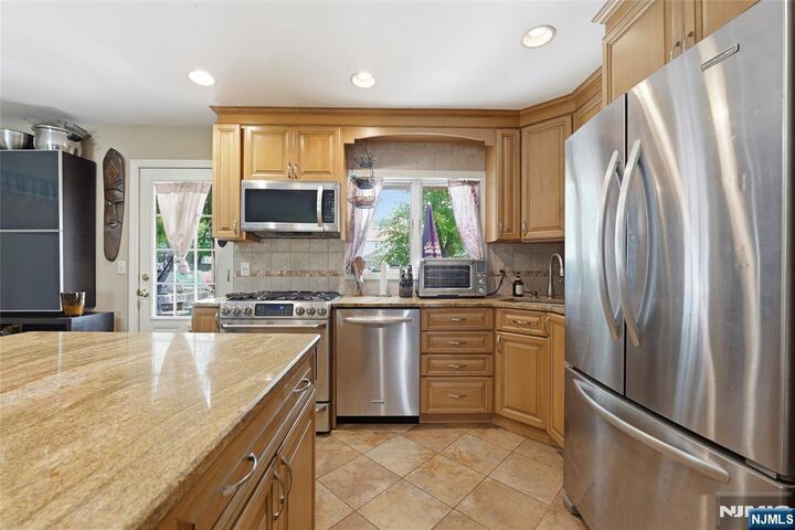 Property Photo:  17 Van Court  NJ 07463 