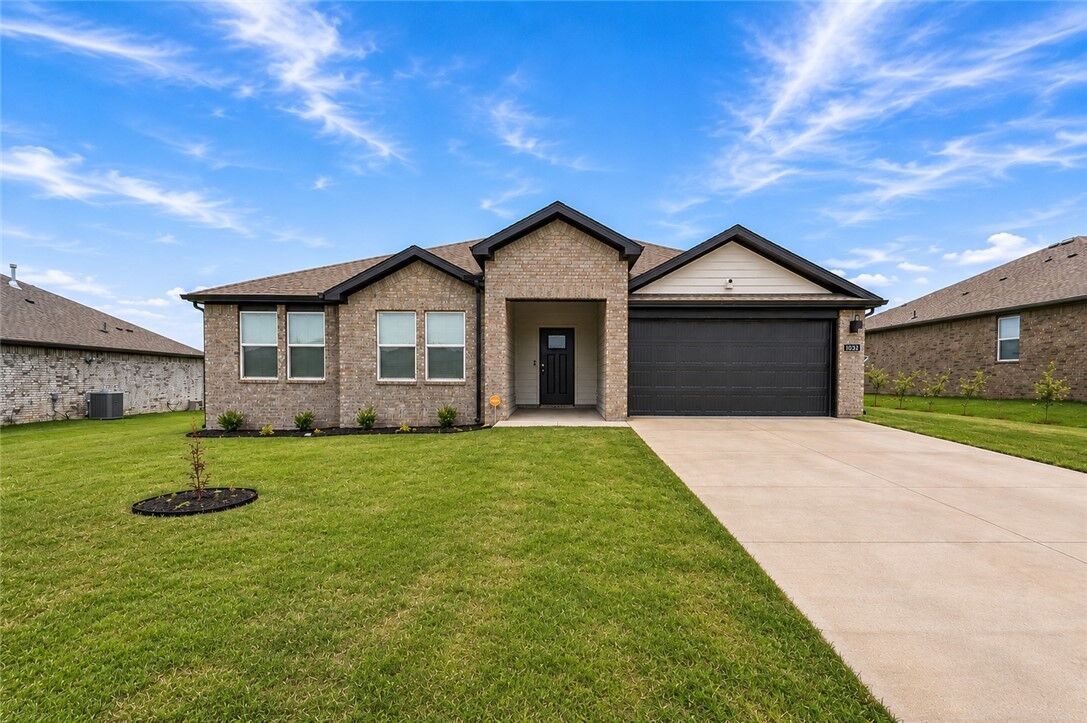 Property Photo:  1032 Emerald Street  AR 72753 