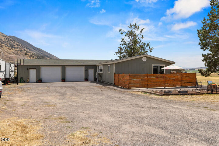 Property Photo: 11453 Hill Road OR 97603