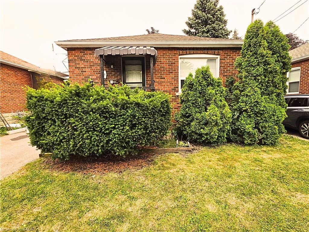 Property Photo:  81 East 11th Street Upper Level  ON L9A 3T3 
