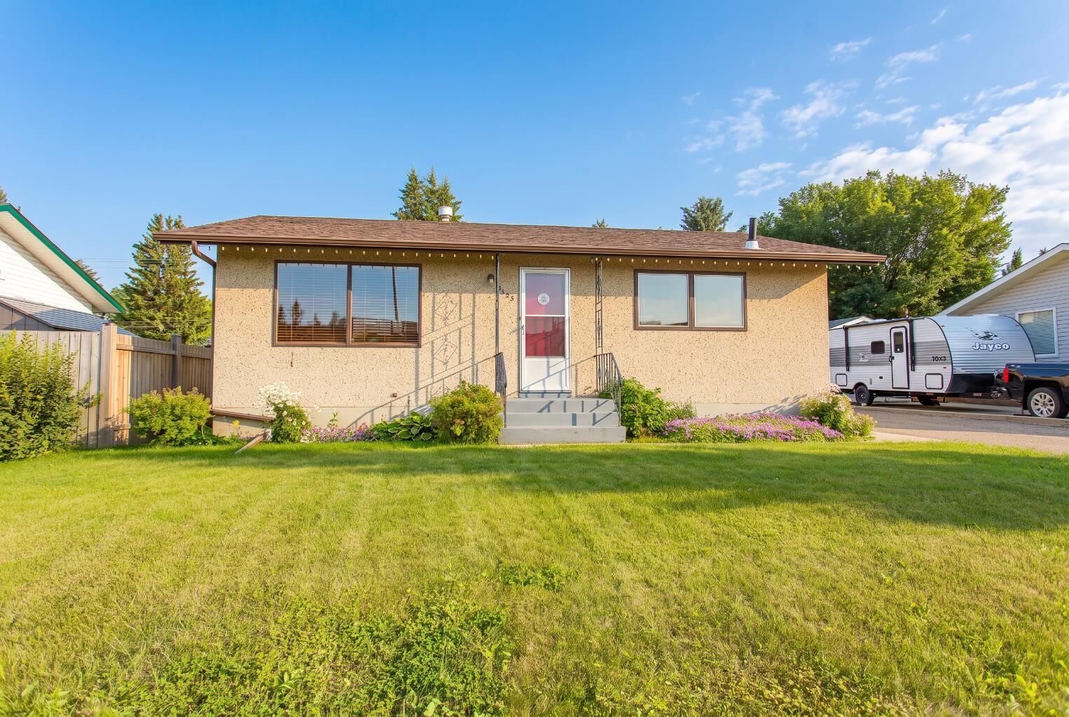 Property Photo: 5423 47 Avenue AB T4L 1M9
