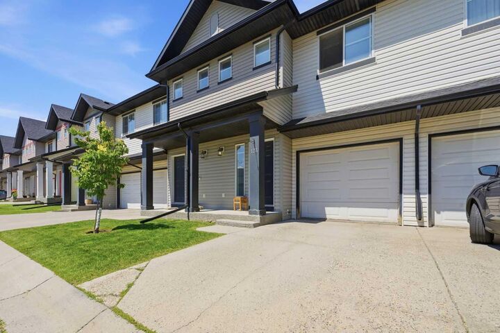 Property Photo: 124 Everridge Gardens SW AB T2Y 0G9