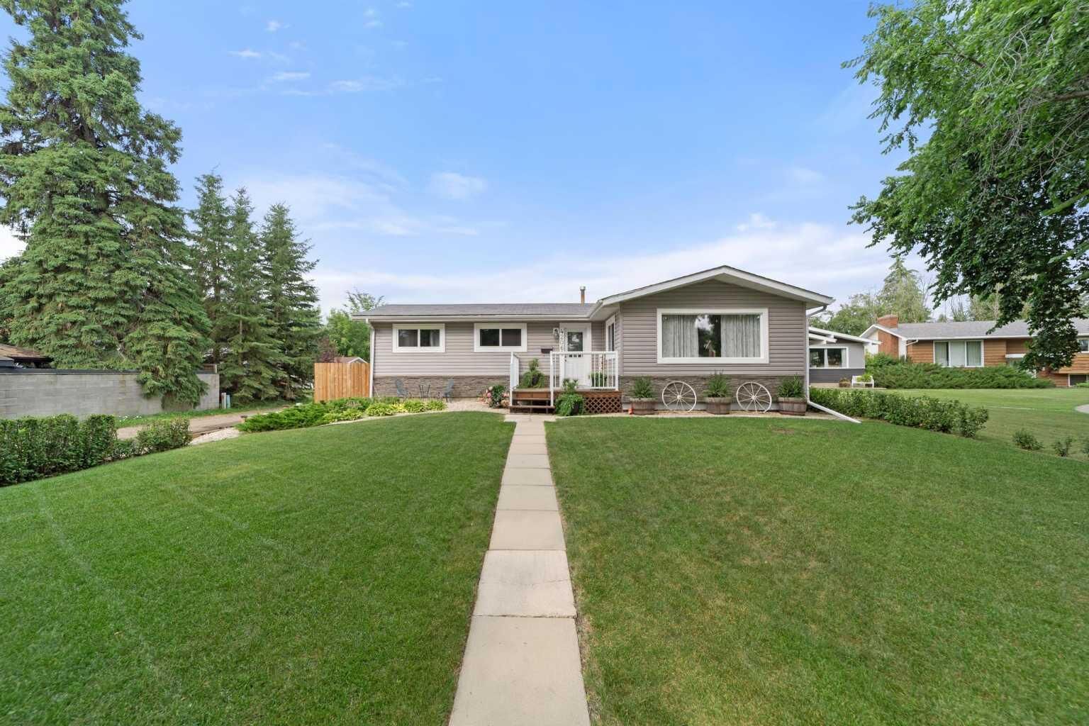 Property Photo: 4206 59 Street Close AB T4V 2H1