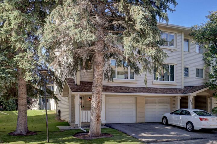 738 Queenston Terrace SE — photo 1